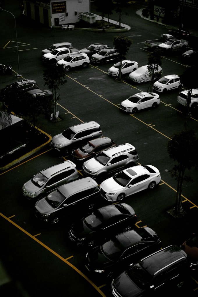 Samochody ustawione na parkingu